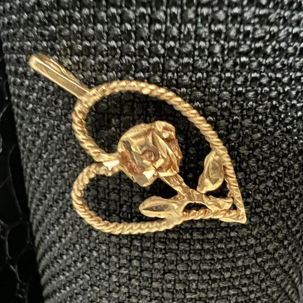 14K Yellow Gold Rose Flower Heart Pendant Charm 2g 1 Inch Cottagecore